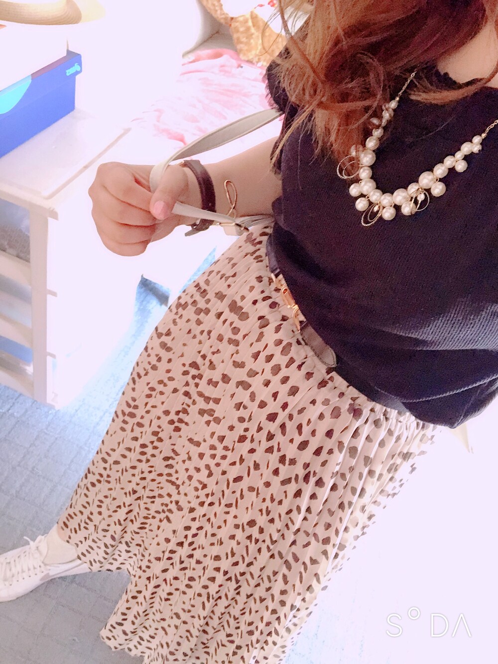 「ダルメシアン柄、ダルメシアン、プリーツスカート、春コーデ、オトナ女子、大人ガーリー、earth music&ecology、ぽっちゃり、ママコーデ」｜「earth music&ecologyのアイテム（ニット/セーター、ブラック系）」を使った、ioさん（レディース・158cm）の春コーディネートの1枚目の写真