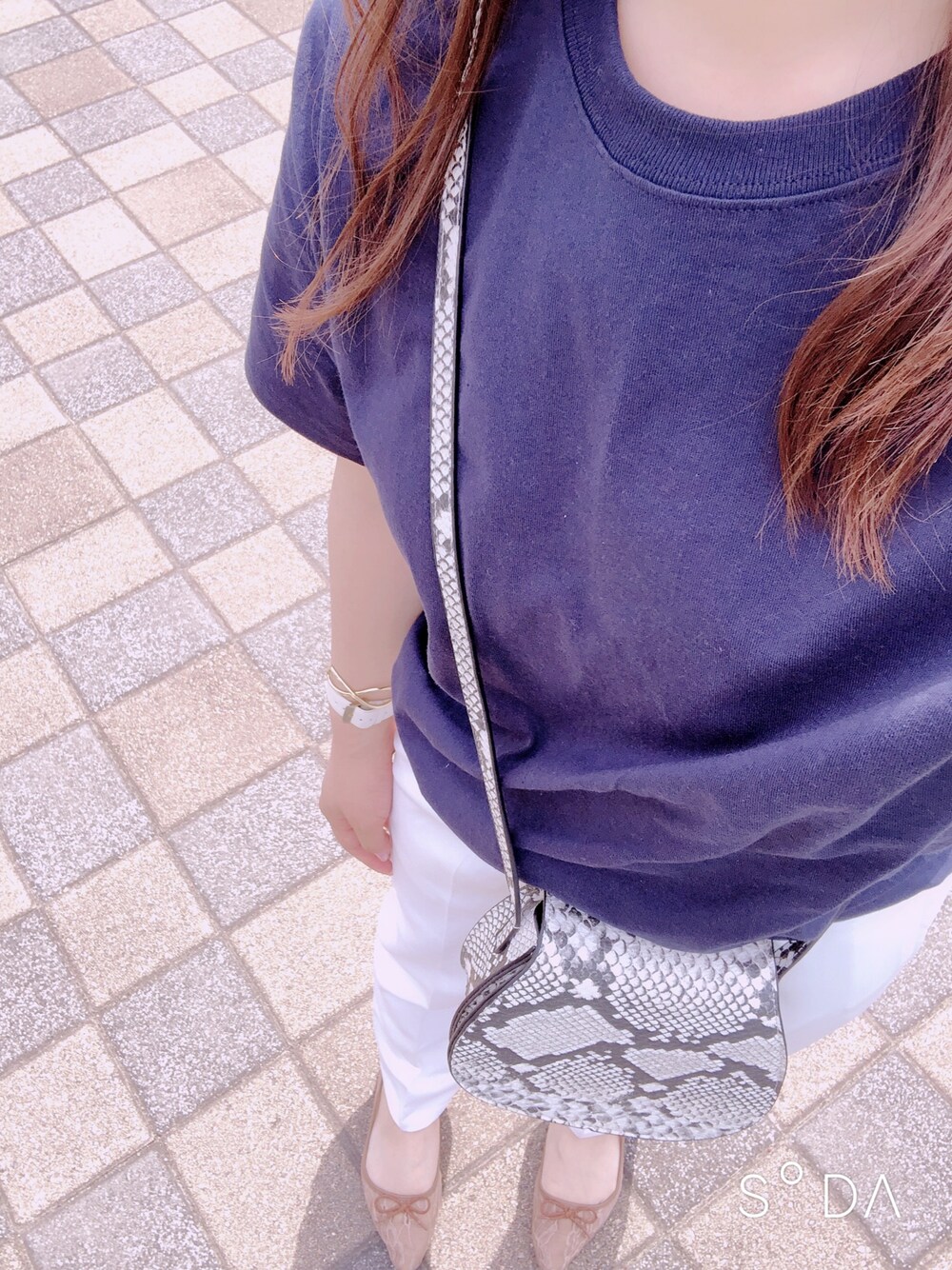 「神戸レタス、ぽっちゃり、オトナカジュアル、チャンピオンTシャツ、チャンピオン、パイソン柄、動物園、お団子ヘアー、ママコーデ、お洒落さんとつながりたい」｜「Championの［Champion］チャンピオン刺繍ロゴ入り半袖Tシャツ（Tシャツ/カットソー、ブルー系）」を使った、ioさん（レディース・158cm）の春コーディネートの1枚目の写真