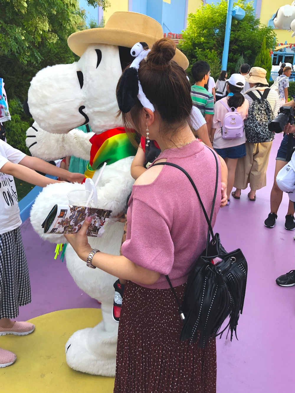 「ユニバ、INGNI、プチプラ、ピンク、ドットスカート、ユニバコーデ、ママコーデ、ぽっちゃり、ぽっちゃりコーデ、肩あき」｜「INGNIのラメリブアシメボリューム袖／サマーニット（ニット/セーター、ピンク系）」を使った、ioさん（レディース・158cm）の夏コーディネートの1枚目の写真
