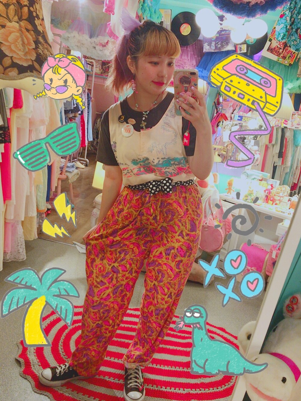 「80s、90’s、柄パンツ、タンクトップ、ウォレットチェーン、ウエストマーク、コンバース、KIKI2、古着、used」｜「usedのアイテム（タンクトップ、オレンジ系）」を使った、♡URARA♡さん（レディース・160cm）の夏コーディネートの1枚目の写真