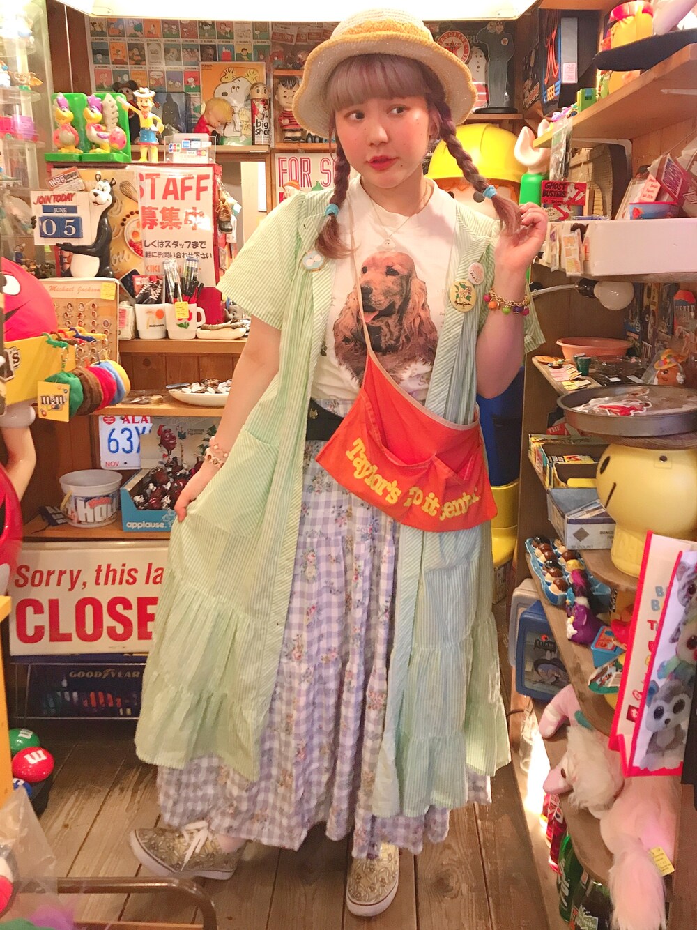 「犬T、古着、used、vintage、ヴィンテージ、花柄、ワークエプロン、ストローハット」｜「VINTAGEのアイテム（エプロン、レッド系）」を使った、♡URARA♡さん（レディース・160cm）の夏コーディネートの1枚目の写真