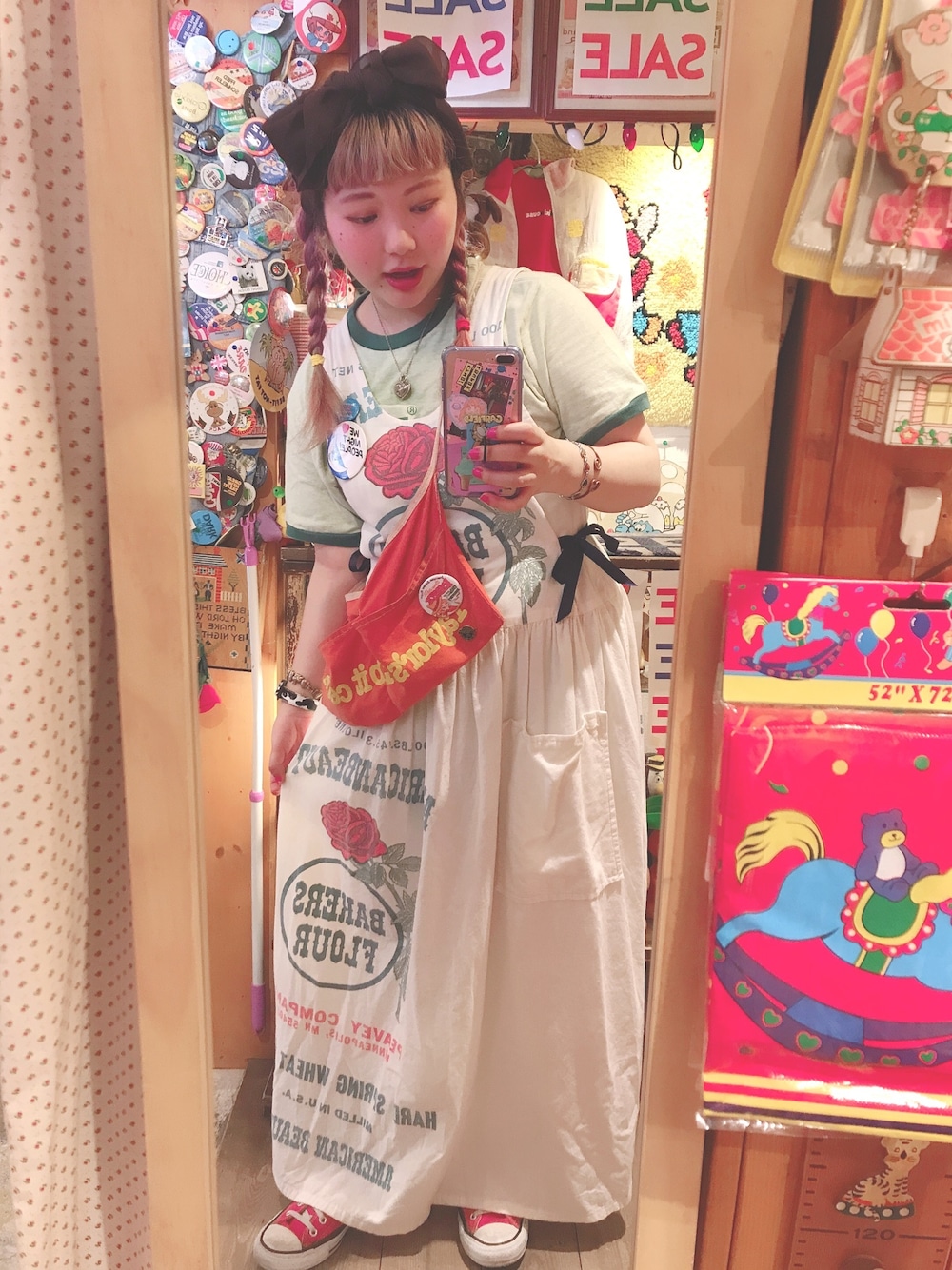 「サックワンピース、ヴィンテージ、vintage、古着、used、コンバース、カントリー」｜「VINTAGEのアイテム（ワンピース、ホワイト系）」を使った、♡URARA♡さん（レディース・160cm）の秋コーディネートの1枚目の写真