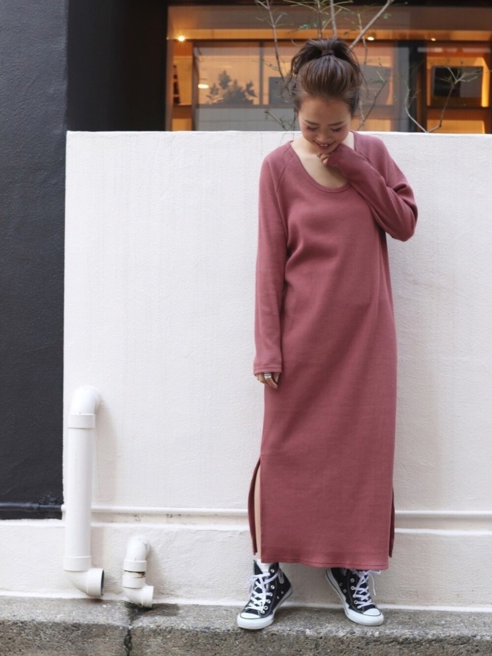 「CANALJEAN、キャナルジーン(CANAL JEAN)、ワンピース、カジュアルコーデ、春、春コーデ、リブワンピース、シンプル、スニーカー、converse」｜「via jのvia j(ヴィアジェイ) ラグランリブロングワンピース（ワンピース、レッド系）」を使った、CANALJEAN   ZOZOSHOPさん（レディース・158cm）の春コーディネートの1枚目の写真