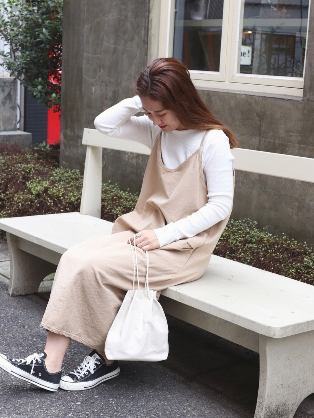 「CANALJEAN、キャナルジーン(CANAL JEAN)、春コーデ、春、カジュアルコーデ、キャミワンピ、ベージュコーデ、コンバース、converse、TODAYFUL」｜「via jのvia j(ヴィアジェイ) コクーンサマーキャミワンピース（ワンピース、ベージュ系）」を使った、CANALJEAN   ZOZOSHOPさん（レディース・158cm）の春コーディネートの1枚目の写真