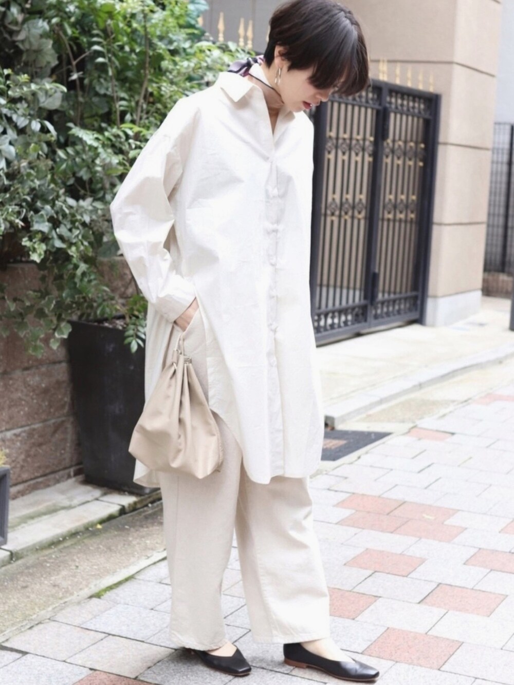 「CANALJEAN、キャナルジーン(CANAL JEAN)、春、シンプル、ベージュコーデ、ワントーンコーデ、白、シャツ、スカーフ、TODAYFUL」｜「TODAYFULのTODAYFUL(トゥデイフル) "Soft Leather Purse"ソフトレザー巾着BAG／11911039（ショルダーバッグ、ホワイト系）」を使った、CANALJEAN   ZOZOSHOPさん（レディース・163cm）の春コーディネートの1枚目の写真