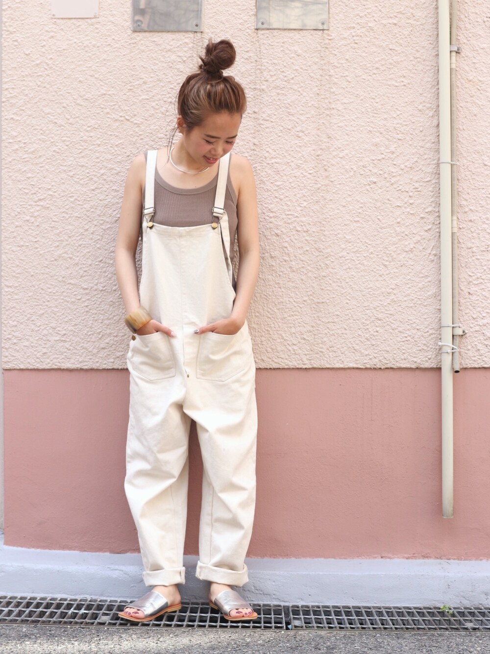「春コーデ、夏コーデ、サロペット、サンダル、白、カジュアルコーデ、ラクチンコーデ、CANALJEAN」｜「CANAL JEANのvia j(ヴィアジェイ) ツイルサロペット（サロペット/オーバーオール、ホワイト系）」を使った、CANALJEAN   ZOZOSHOPさん（レディース・158cm）の春コーディネートの1枚目の写真