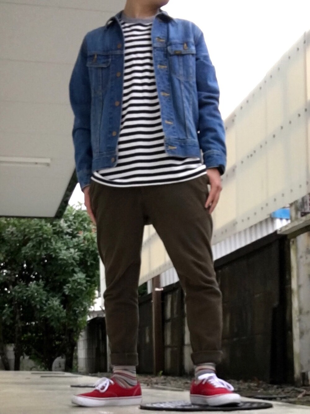 「カジュアルコーデ、ボーダー、Gジャン、LEE、ロンT、ニコアンド、スニーカー、VANS、大学生、肌ウーノ」｜「Leeのアイテム（デニムジャケット、ブルー系）」を使った、ぽんさん（メンズ・163cm）の春コーディネートの1枚目の写真