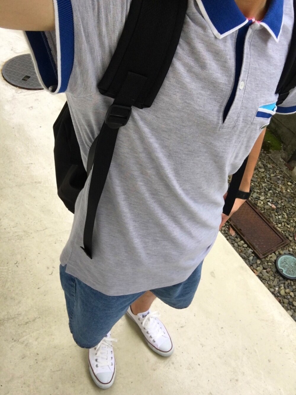 「シンプル、カジュアル、スポーツミックス、夏コーデ、ポロシャツ、デニムパンツ、スニーカー、コンバース、オールスター、大学生」｜「LACOSTEの長袖ポロシャツ（ポロシャツ、グレー系）」を使った、ぽんさん（メンズ・163cm）の夏コーディネートの1枚目の写真