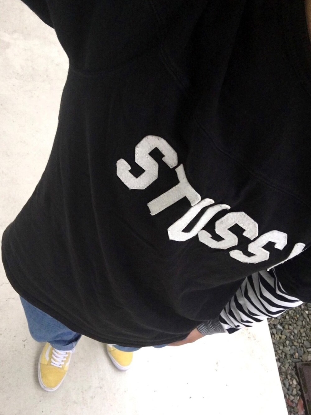 「夏、ストリート、カジュアル、スポーツミックス、スケータースタイル、レイヤードスタイル、スニーカー、VANS、大学生」｜「STUSSYの35 Hockey Tee（Tシャツ/カットソー、ブラック系）」を使った、ぽんさん（メンズ・163cm）の夏コーディネートの1枚目の写真