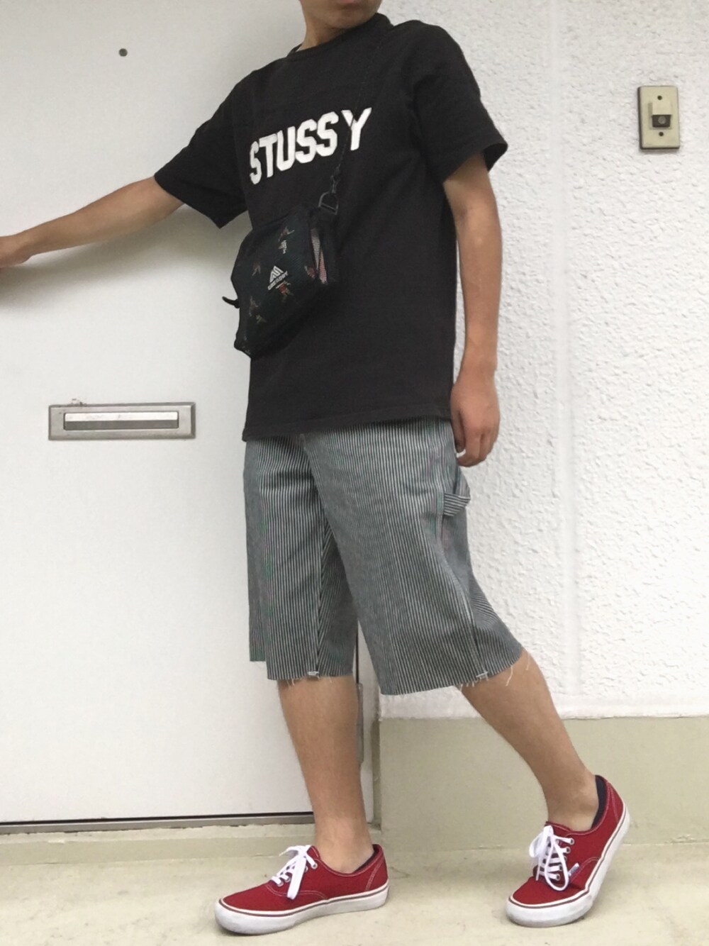 「夏、夏コーデ、カジュアルコーデ、プチプラ、ショートパンツ、スケータースタイル、サーフスタイル、スニーカー、VANS」｜「STUSSYの35 Hockey Tee（Tシャツ/カットソー、ブラック系）」を使った、ぽんさん（メンズ・163cm）の夏コーディネートの1枚目の写真