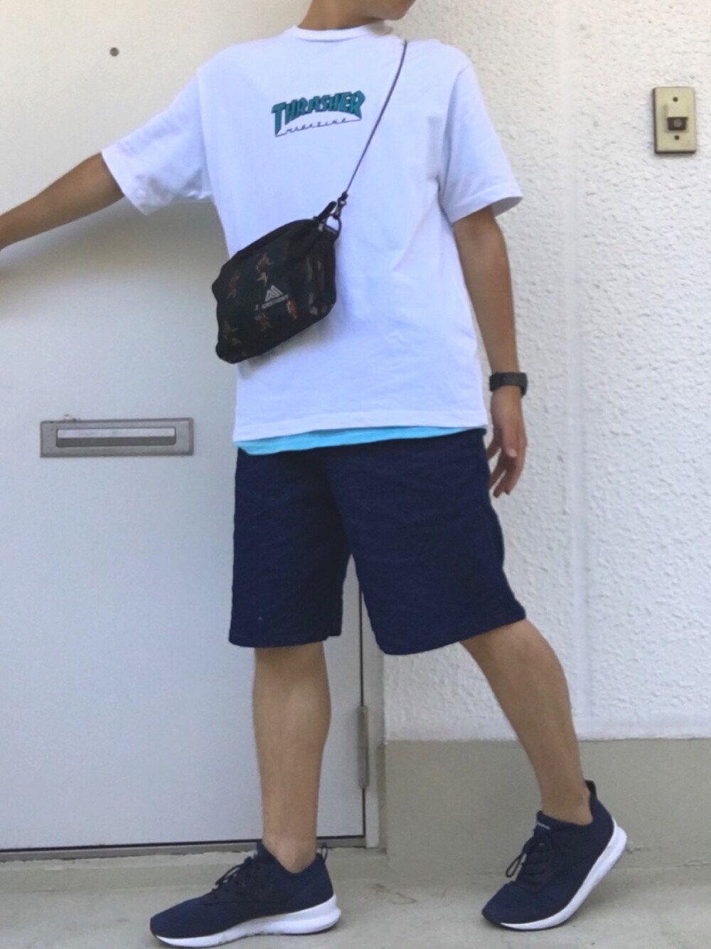 「夏のワントーンコーデ、夏コーデ、夏、ロゴT、シンプル、デニム、スニーカー、リーボック(Reebok)、大学生」｜「THRASHERの【別注】 ＜THRASHER＞ LOGO TEE/Tシャツ（Tシャツ/カットソー、ホワイト系）」を使った、ぽんさん（メンズ・163cm）の夏コーディネートの1枚目の写真