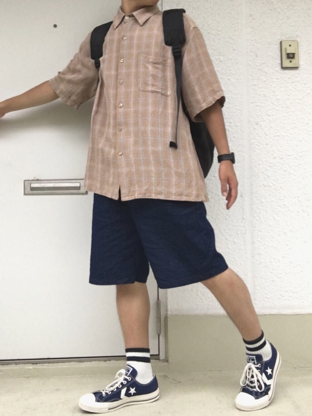 「夏、夏コーデ、シャツスタイル、オーバーサイズ、古着、デニム、デニムパンツ、スニーカー、コンバース、大学生」｜「usedのアイテム（シャツ/ブラウス、ベージュ系）」を使った、ぽんさん（メンズ・163cm）の夏コーディネートの1枚目の写真