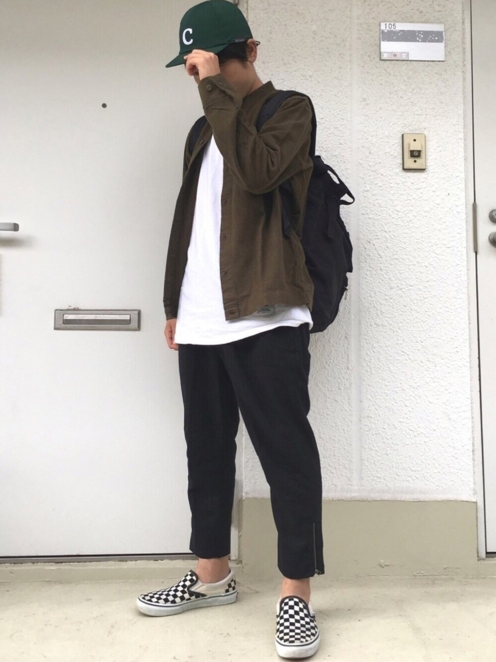 「秋服準備はじめました、秋のコーデ、秋、スタンドカラー、ラグランTシャツ、トラックパンツ、スニーカー、VANS、チェッカーフラッグ、大学生」｜「無印良品のアイテム（シャツ/ブラウス、グリーン系）」を使った、ぽんさん（メンズ・163cm）の秋コーディネートの1枚目の写真
