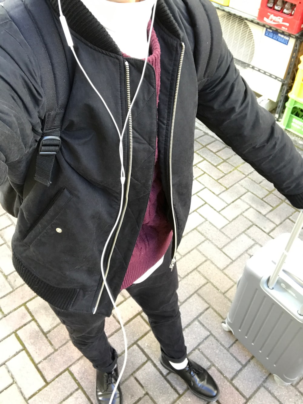 ブラック系のMA-1、レッド系のカーディガン/ボレロ、ホワイト系のTシャツ/カットソーを着用したメンズの冬コーディネートの1枚目の写真