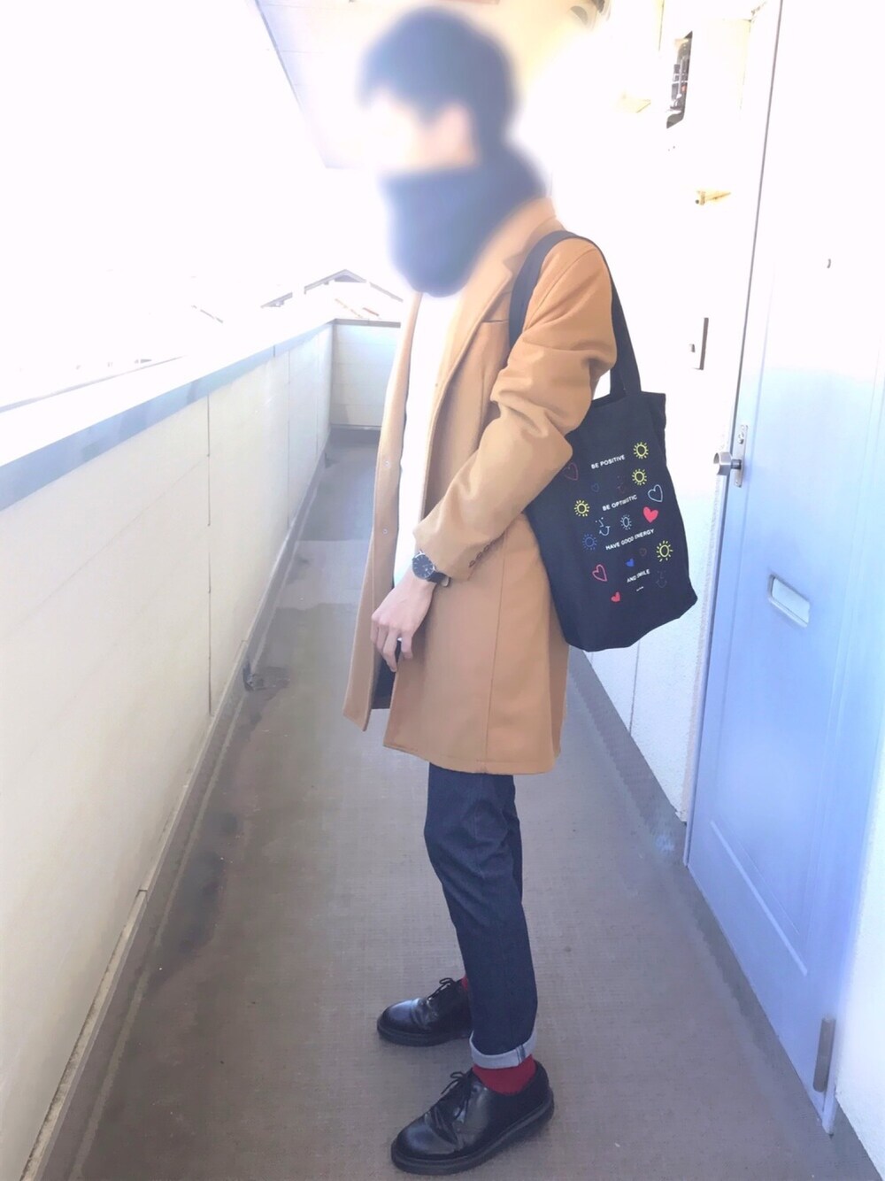 ブラック系のその他シューズ、ブルー系のデニムパンツ、ホワイト系のスウェットを着用したメンズの冬コーディネートの1枚目の写真