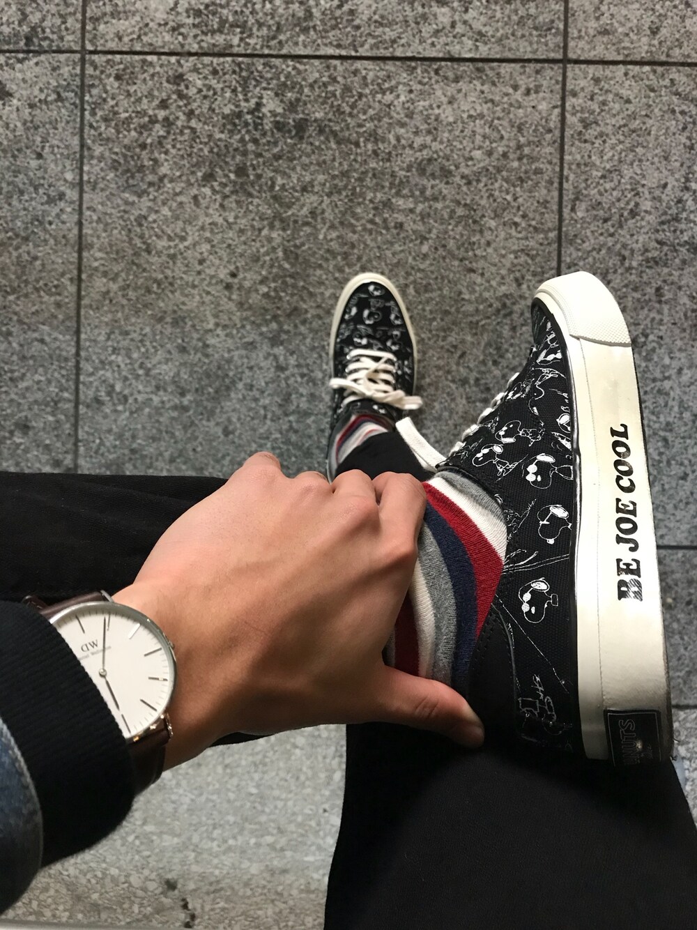 ブルー系のデニムジャケット、ブラック系のその他パンツ、ブラウン系のアナログ腕時計を着用したメンズの冬コーディネートの1枚目の写真