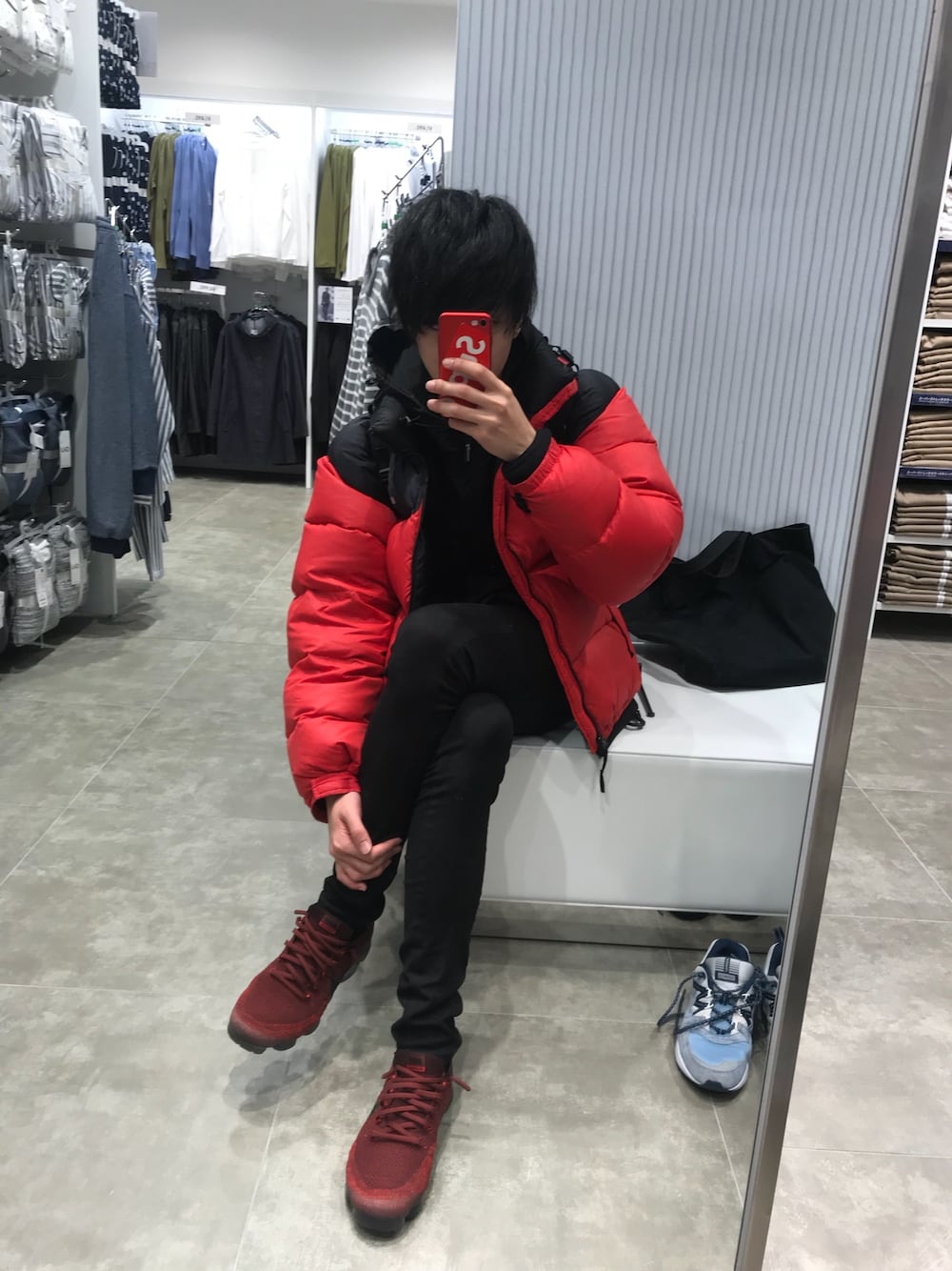 レッド系のダウンジャケット/コート、ブラック系のデニムパンツ、ブラック系のその他アウターを着用したメンズの冬コーディネートの1枚目の写真