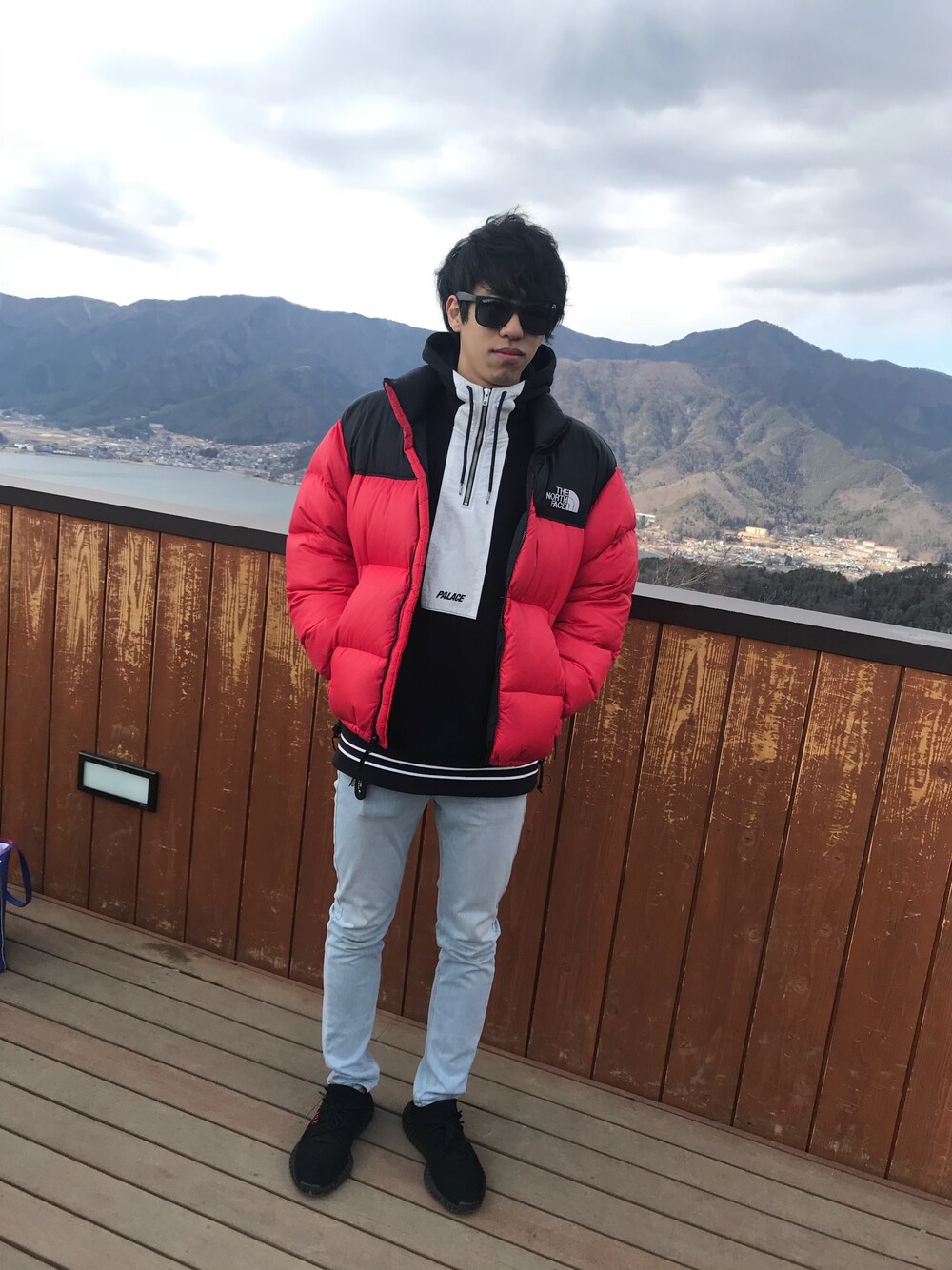 「オトナカジュアル、カジュアルコーデ、スニーカー、ストリート、street、streetstyle、palace、adidas originals、カジュアル、ダウンジャケット」｜「PALACEのQUICKER SHELL HOOD（パーカー、ブラック系）」を使った、S.Hirokiさん（メンズ・178cm）の冬コーディネートの1枚目の写真