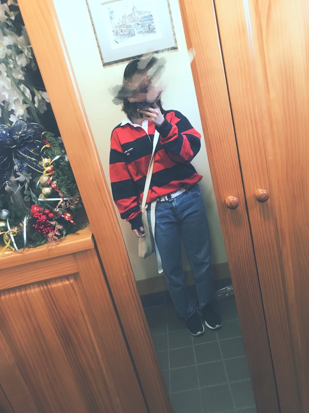 その他のトップス、ブルー系のデニムパンツ、ブラック系のスニーカーを着用したレディースの春コーディネートの1枚目の写真