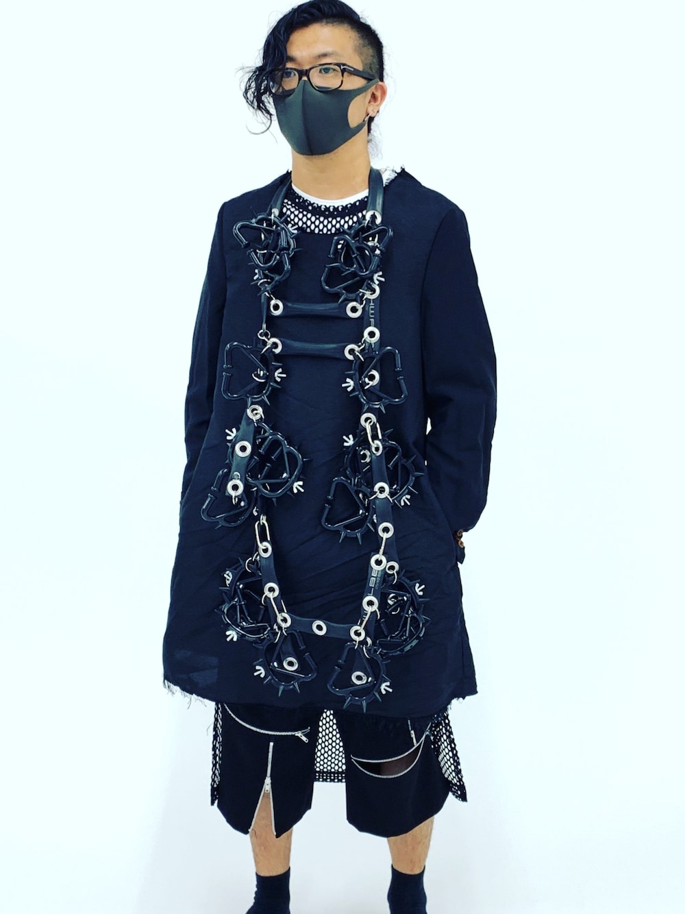 ブラック系のパンツ、ブラック系のジャケット/アウター、ブラック系のネックレスを着用したメンズの秋コーディネートの1枚目の写真