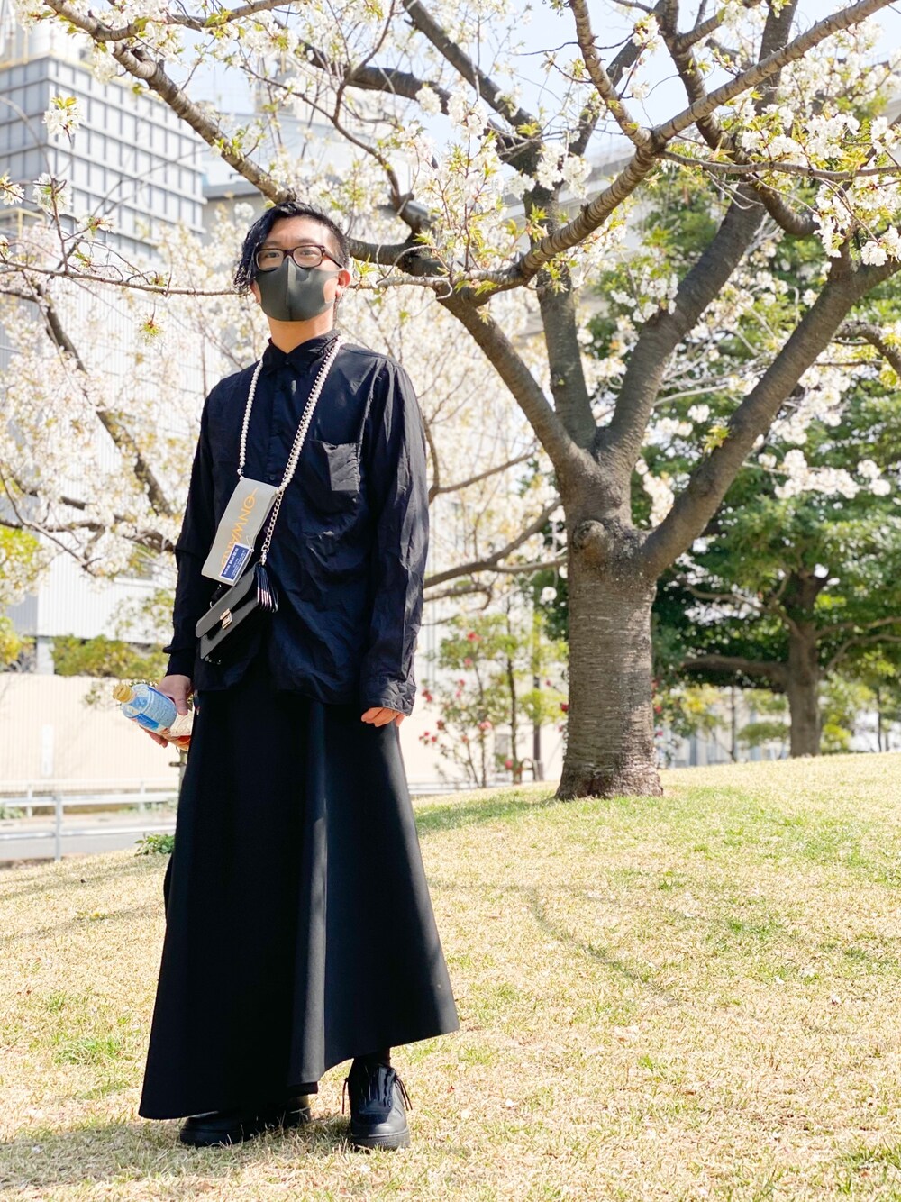 「コムデギャルソン、コムデギャルソンオムプリュス、ブラックコムデギャルソン」｜「BLACK COMME des GARCONSのアイテム（シャツ/ブラウス、ブラック系）」を使った、やまんさん（メンズ・167cm）の春コーディネートの1枚目の写真