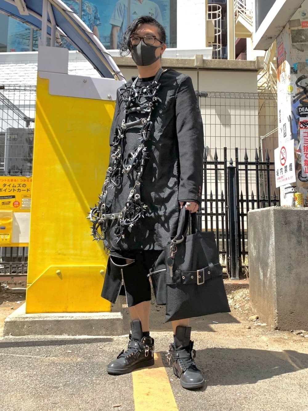 ブラック系のジャケット/アウター、ブラック系のパンツ、ブラック系のスニーカーを着用したメンズの春コーディネートの1枚目の写真