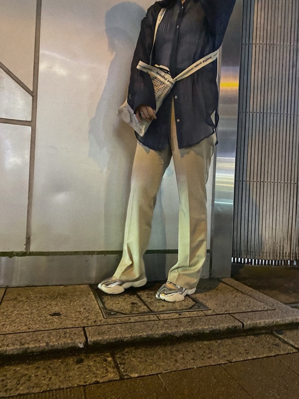 「ootd、ゆるコーデ、透け感、スポーツサンダル、エアリフト、シアー、NIKE、beautiful people、JEANASiS、お洒落さんとつながりたい」｜「JEANASISのワッシャーシアーバンドカラーシャツLS/885456（シャツ/ブラウス、ブルー系）」を使った、Yuna.Uさん（レディース・161cm）の夏コーディネートの1枚目の写真