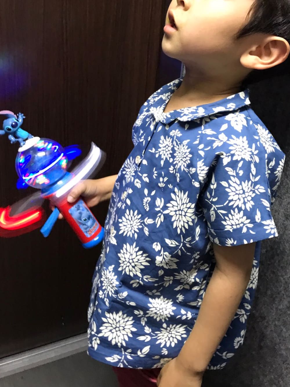 「キャラメルベビー、シャツ、アロハ風、夏の始まり、年長男子」｜「caramelbaby&childのアイテム（シャツ/ブラウス、ブルー系）」を使った、shuntakyotaさん（キッズ・110cm）の夏コーディネートの1枚目の写真