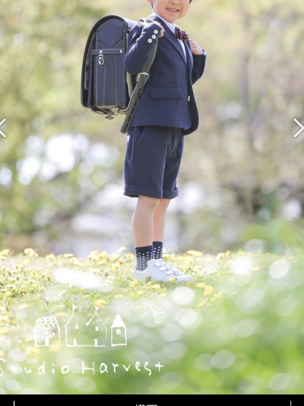 「入学式、スーツスタイル、ジャケット、ランドセル、土屋鞄、ウォームブラック、蝶ネクタイ、スタジオ撮影」｜「Smoothyのアイテム（セットアップ、ブルー系）」を使った、shuntakyotaさん（キッズ・110cm）の春コーディネートの1枚目の写真
