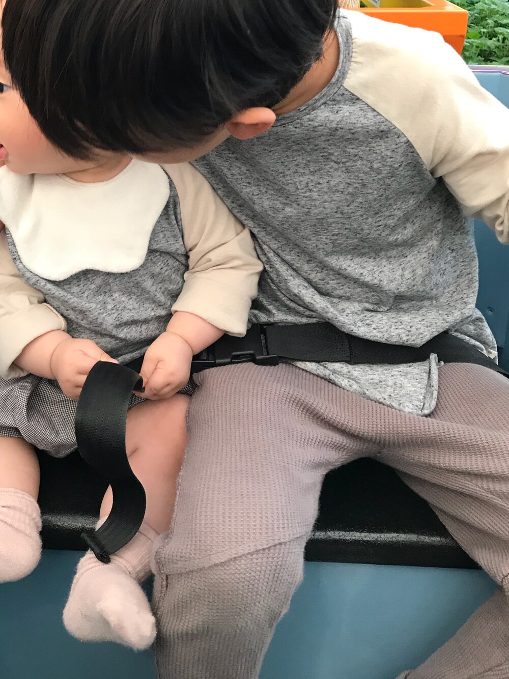 「レゴランド、兄弟コーディネート、ラグランTシャツ、お揃い、スタイ」｜「韓国ファッション #Kのアイテム（Tシャツ/カットソー、グレー系）」を使った、shuntakyotaさん（キッズ・120cm）の秋コーディネートの1枚目の写真