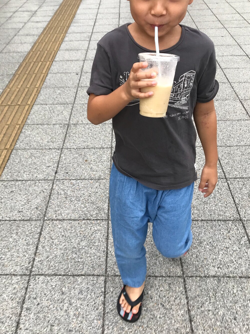 「お散歩、サルエルパンツ、ビーサン」｜「ZARAのアイテム（Tシャツ/カットソー、グレー系）」を使った、shuntakyotaさん（キッズ・120cm）の秋コーディネートの1枚目の写真