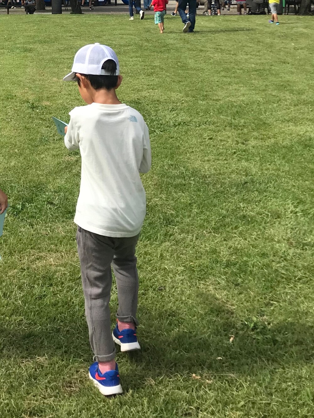 「秋のコーデ、お出かけ、公園、サルエルパンツ、小学生」｜「THE NORTH FACEのアイテム（Tシャツ/カットソー、ホワイト系）」を使った、shuntakyotaさん（キッズ・120cm）の秋コーディネートの1枚目の写真