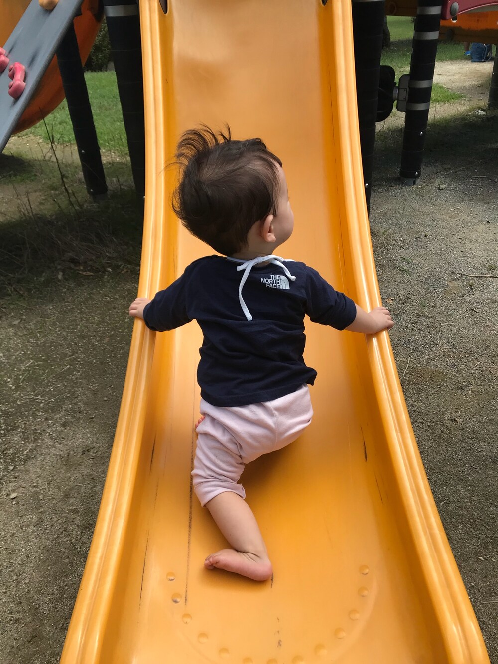 「赤ちゃん、公園、秋のコーデ」｜「THE NORTH FACEのアイテム（Tシャツ/カットソー、ブルー系）」を使った、shuntakyotaさん（キッズ・120cm）の秋コーディネートの1枚目の写真