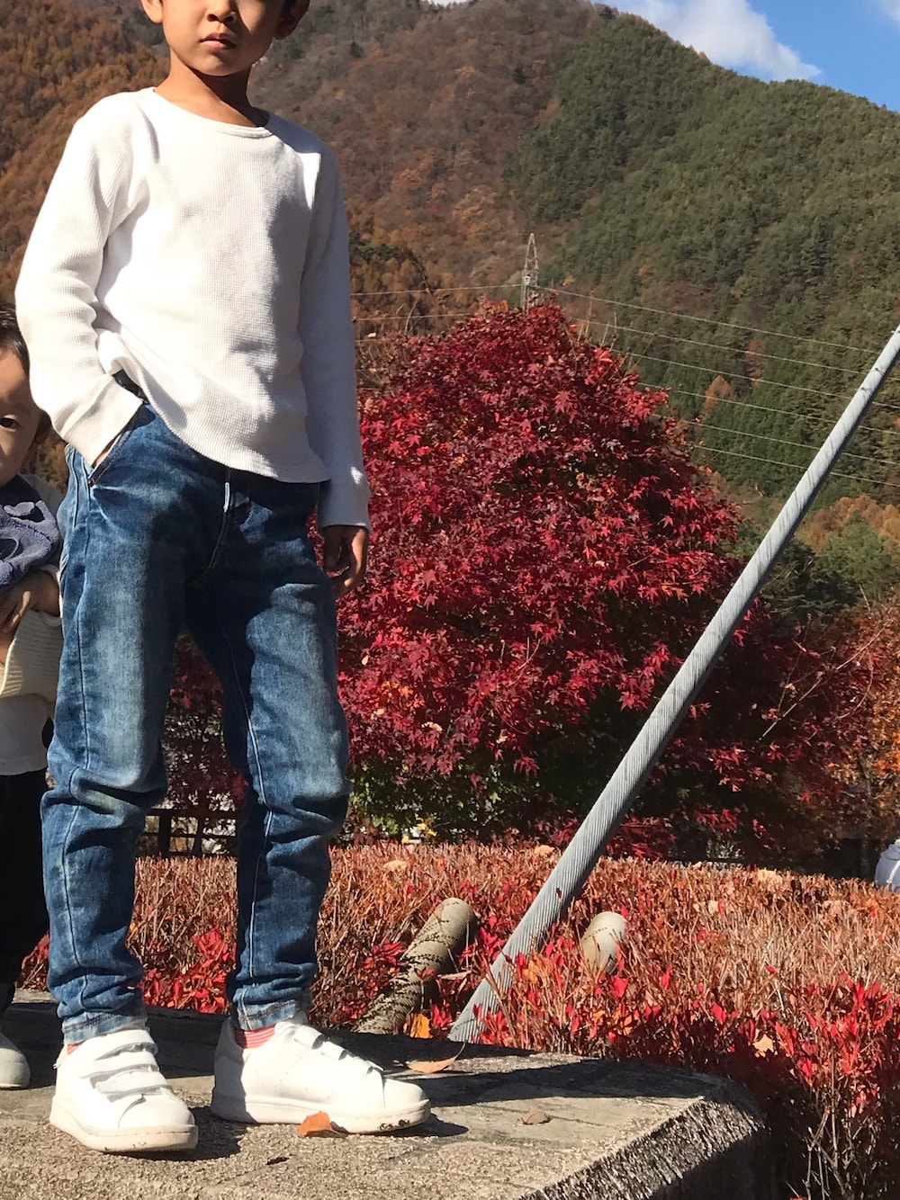 「紅葉、秋、行楽スタイル、カジュアル、スタンスミス」｜「Smoothyのアイテム（Tシャツ/カットソー、ホワイト系）」を使った、shuntakyotaさん（キッズ・120cm）の冬コーディネートの1枚目の写真