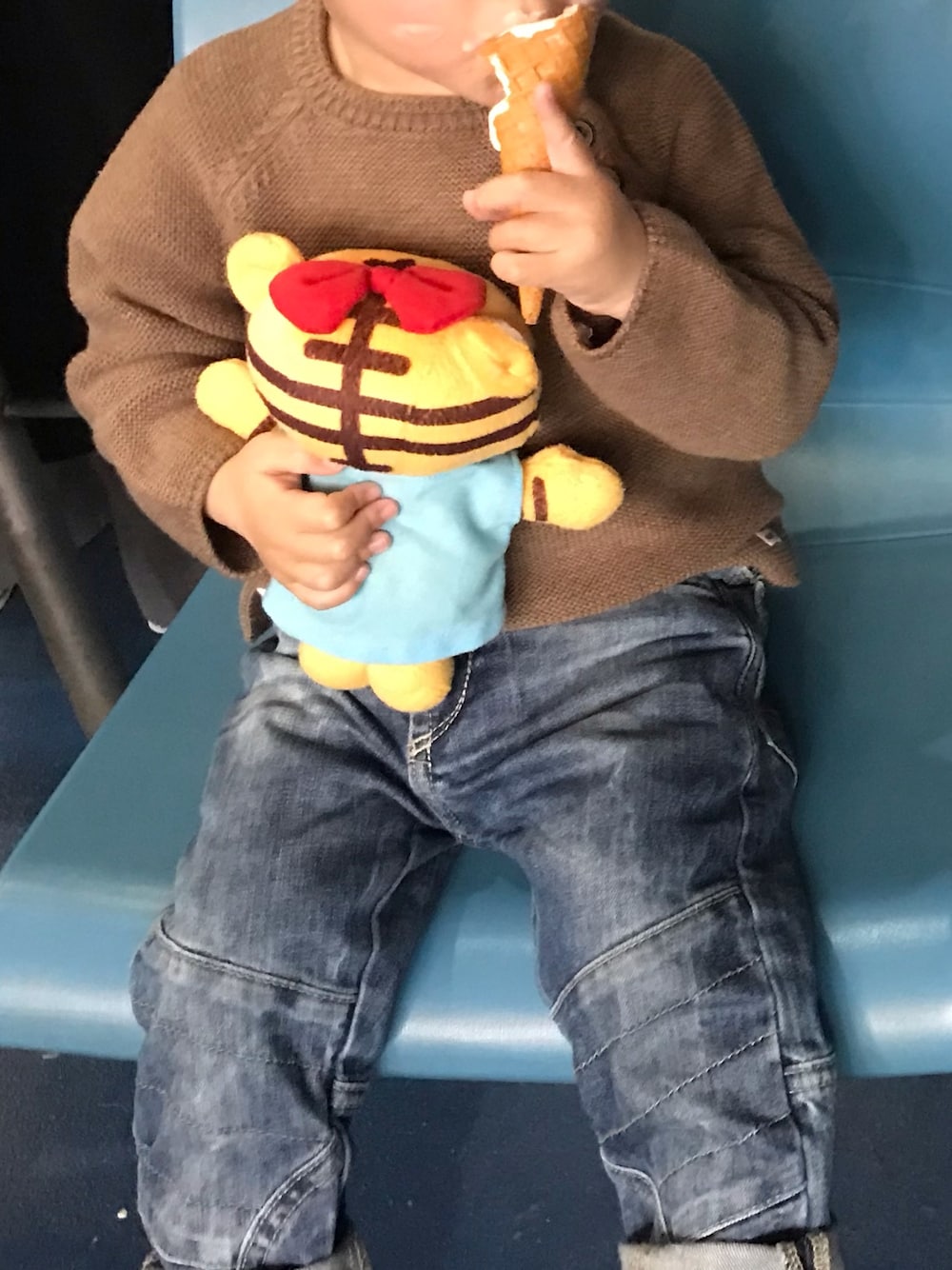 「2歳、お出かけコーデ、水族館、デニム、ニット」｜「ZARAのアイテム（ニット/セーター、ブラウン系）」を使った、shuntakyotaさん（キッズ・120cm）の春コーディネートの1枚目の写真