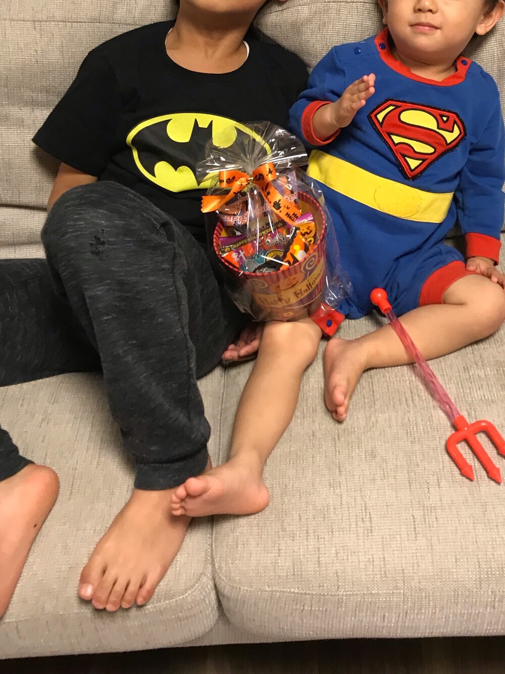 「ハロウィン、ハロウィンコーデ、バッドマン、スーパーマン、ハロウィン兄弟」｜「UNIQLOのアイテム（パンツ、ブラック系）」を使った、shuntakyotaさん（キッズ・120cm）の春コーディネートの1枚目の写真