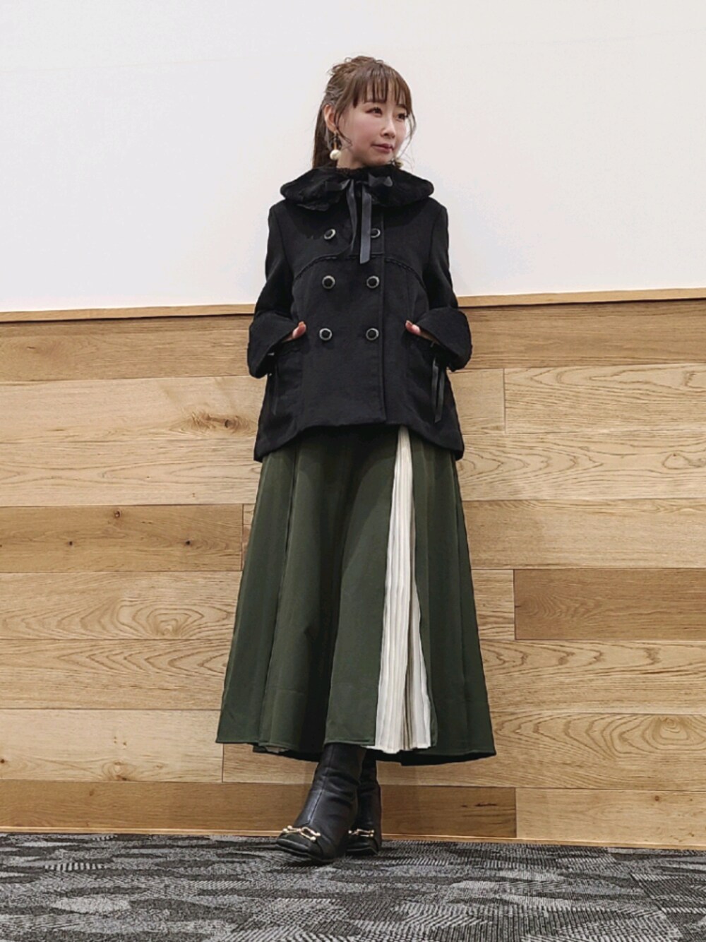 「シンプルコーデ、おしゃれさんと繋がりたい、オトナガーリー、ブーツスタイル、黒コーデ、ハイウエスト、アウター、ファーコート、カーキ、オトナ女子」｜「axes femmeのアイテム（スカート、グリーン系）」を使った、natsuさん（レディース・158cm）の冬コーディネートの1枚目の写真