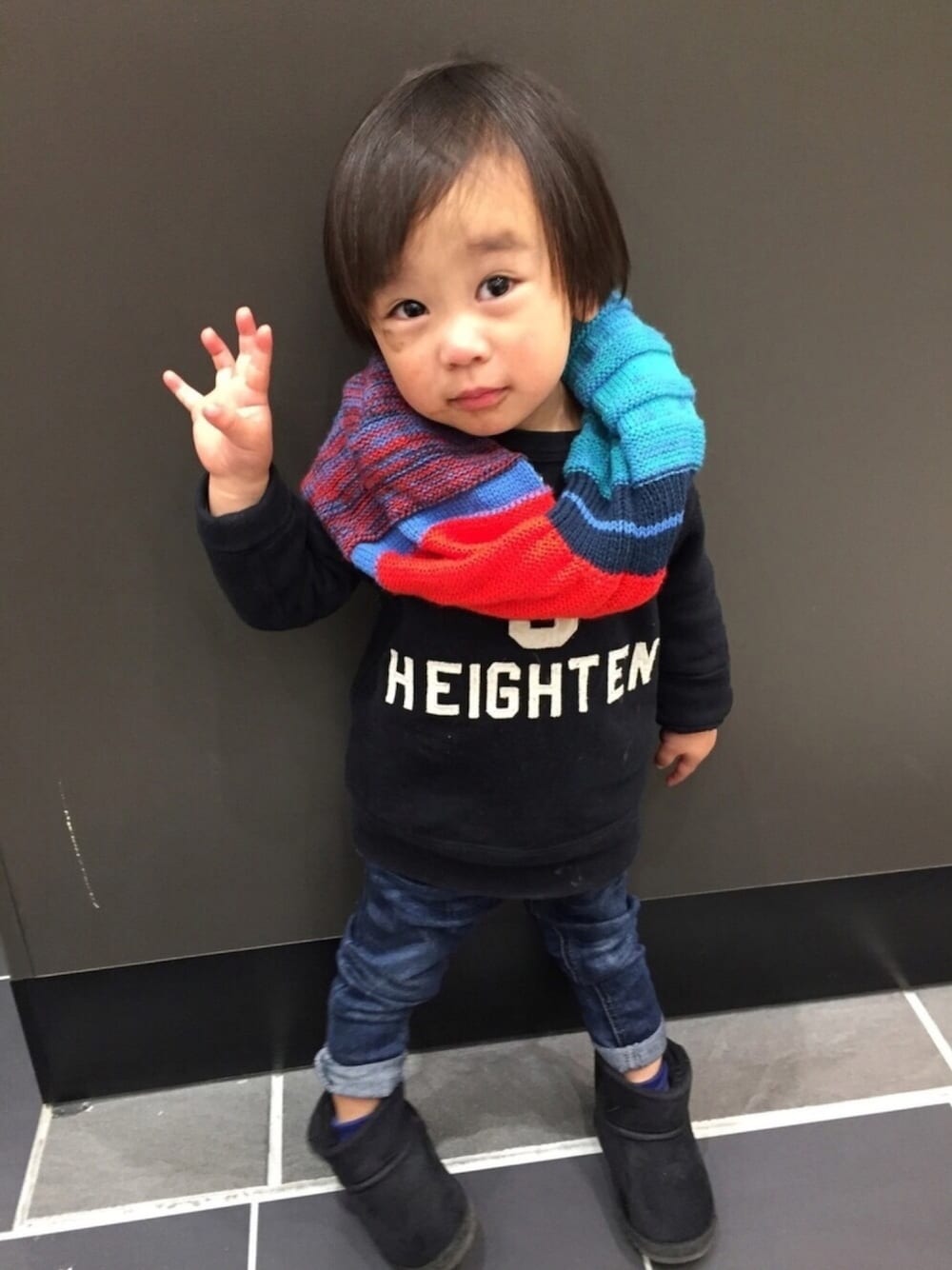 「WEAR友、はじめまして」｜「URBAN RESEARCH DOORSのアイテム（ストール/ショール、その他）」を使った、ayakaさん（キッズ・80cm）の冬コーディネートの1枚目の写真