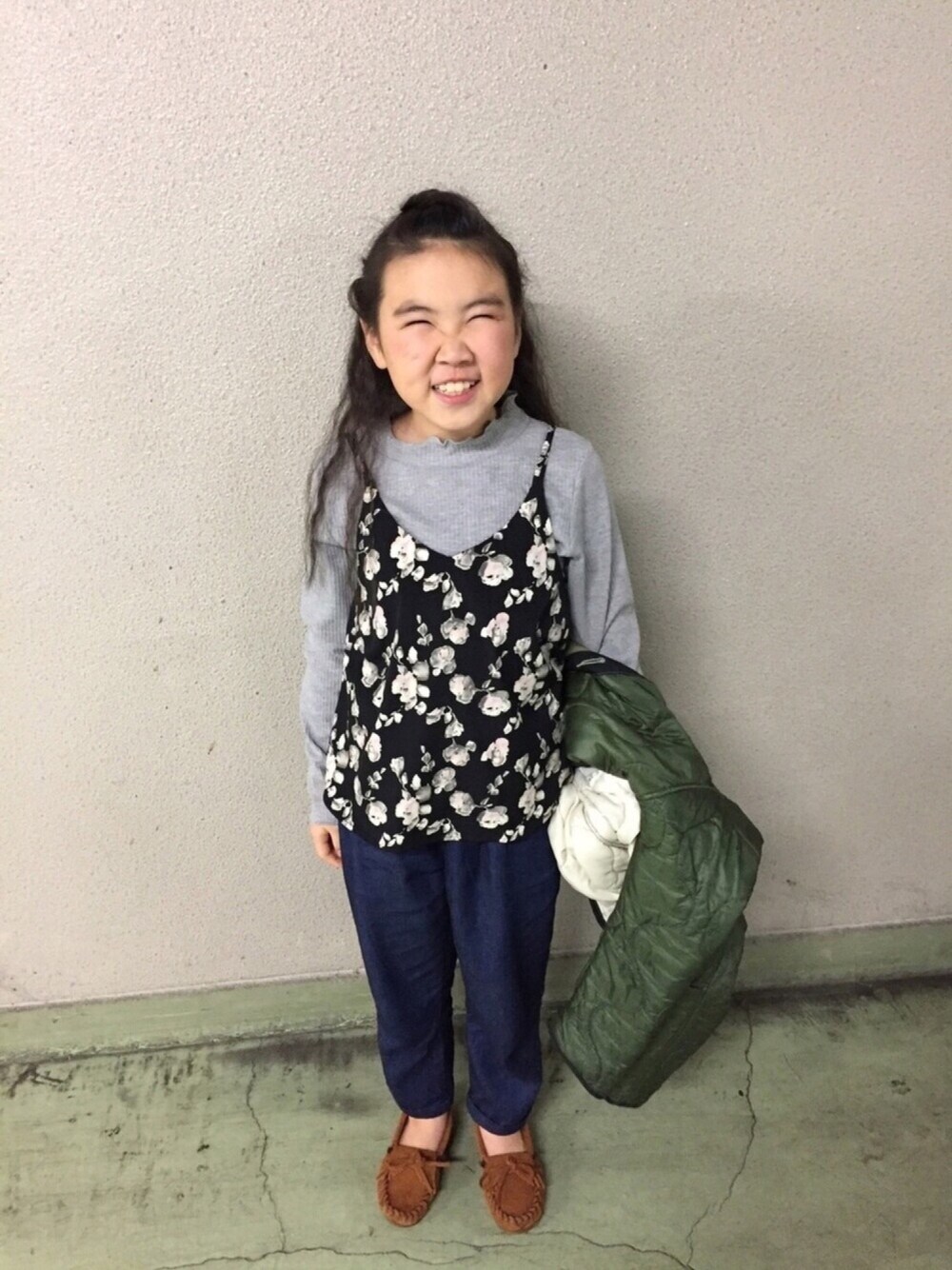 ブラック系のアンサンブル、ブルー系のデニムパンツ、グリーン系のその他アウターを着用したキッズの冬コーディネートの1枚目の写真