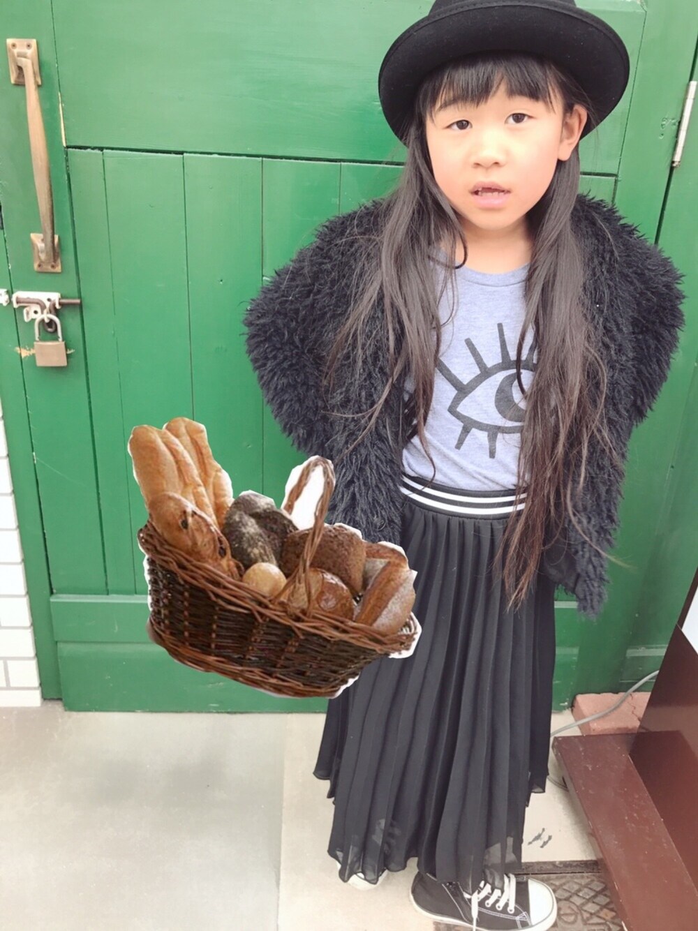 「パリジェンヌ風、ここなちゃんおめでとう ♡、ブヘンヌ誕生祭、りこから愛を込めて、おめでぶへっ」｜「GLOBAL WORKのアイテム（ハット、ブラック系）」を使った、ayakaさん（キッズ・120cm）の春コーディネートの1枚目の写真