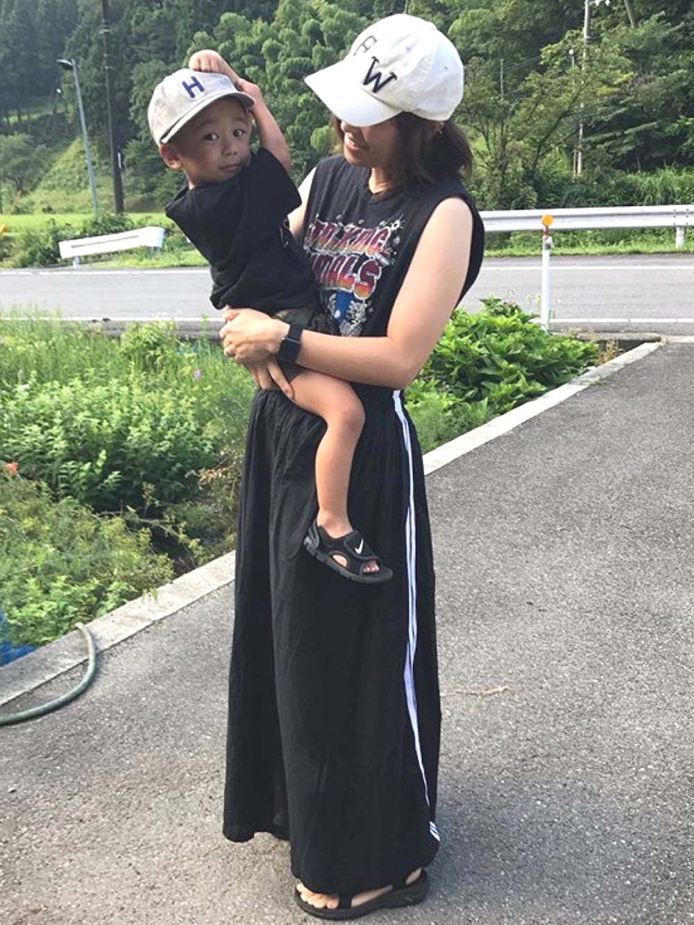 「親子コーデ、fith社」｜「FITHのアイテム（キャップ、ホワイト系）」を使った、ayakaさん（キッズ・90cm）の秋コーディネートの1枚目の写真