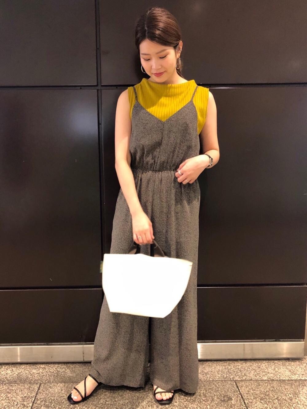 ブラック系のサンダル、ブラック系のつなぎ/オールインワン、イエロー系のTシャツ/カットソーを着用したレディースの夏コーディネートの1枚目の写真