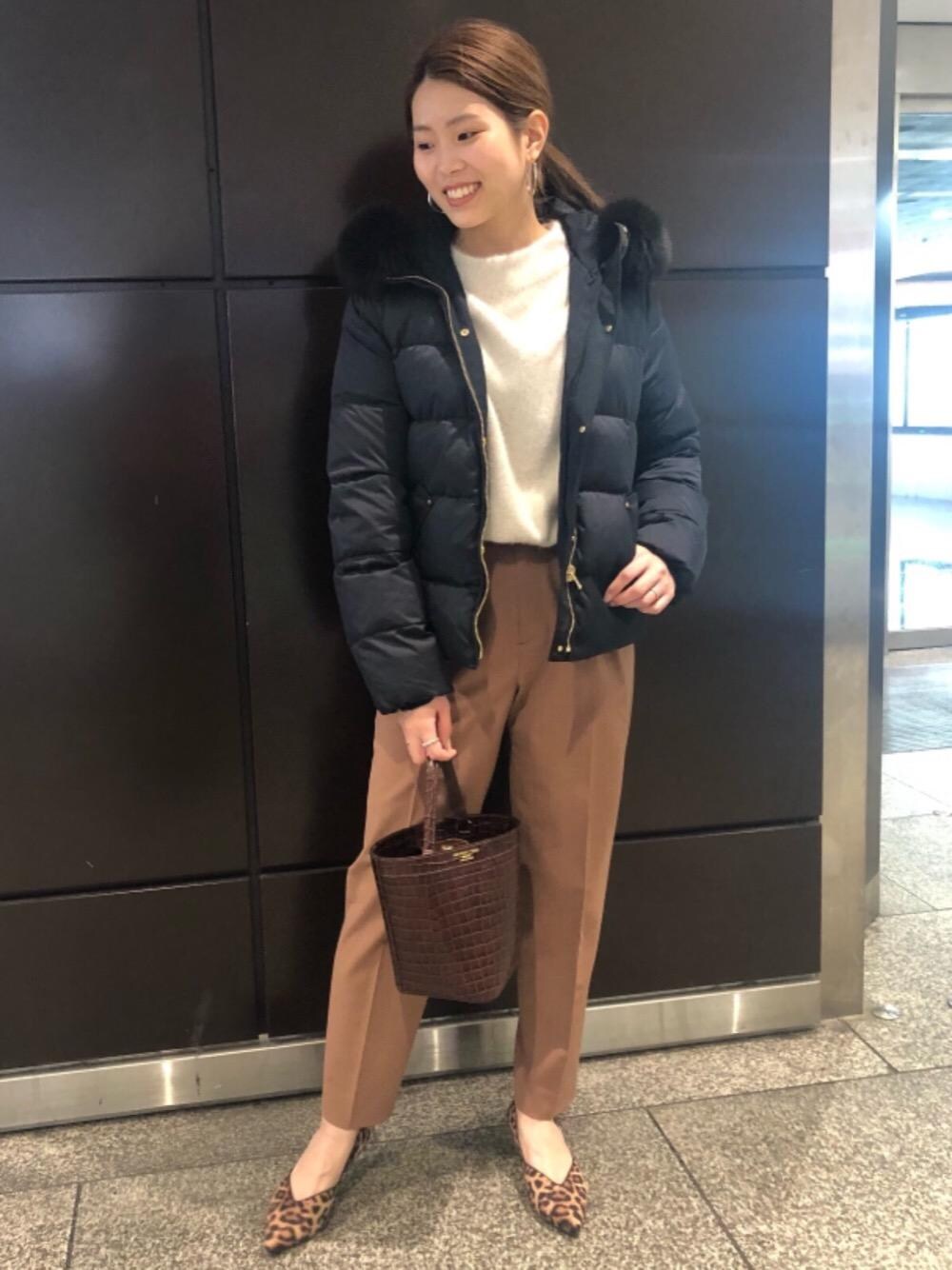 「テーパードパンツ、レオパード、ダウン、大人カジュアル、casual、リバーシブルダウン、低身長、1_OF MINE、一押しのアウタースタイル」｜「green label relaxingのFFC ポインテッド Vカット パンプス (4cmヒール)（パンプス、その他）」を使った、宮﨑　菜摘さん（レディース・155cm）の秋コーディネートの1枚目の写真