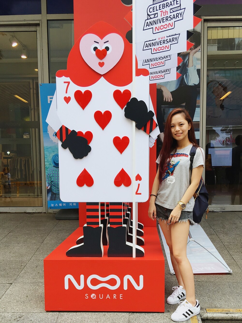 「Anello、MichaelKors、UNIQLO、adidas originals」｜「UNIQLOのアイテム（Tシャツ/カットソー、グレー系）」を使った、Alinaさん（レディース・163cm）の春コーディネートの1枚目の写真