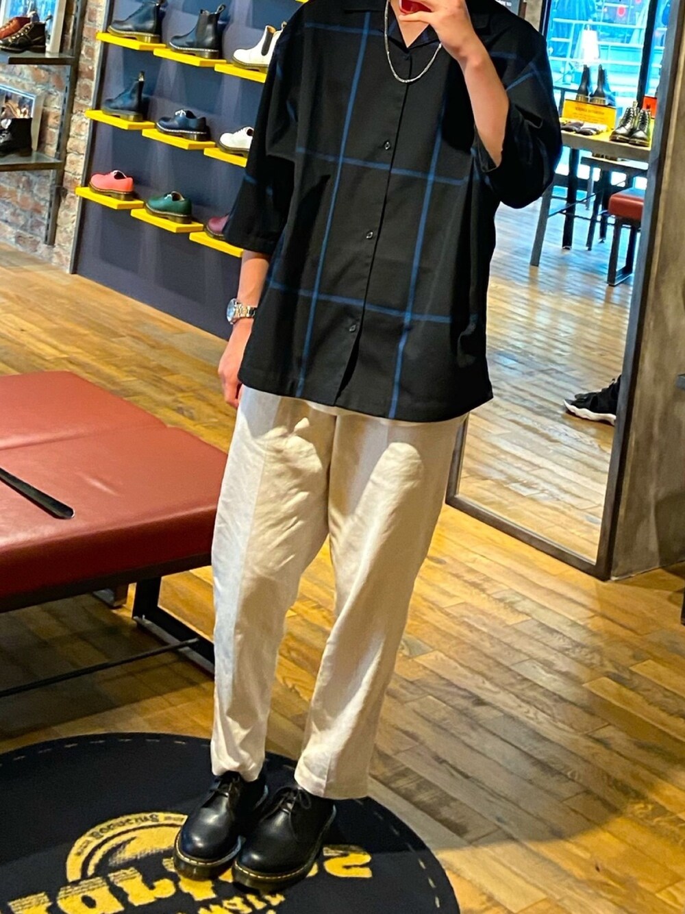 ホワイト系のその他パンツ、ブラック系のシャツ/ブラウス、ブラック系のドレスシューズを着用したメンズの秋コーディネートの1枚目の写真