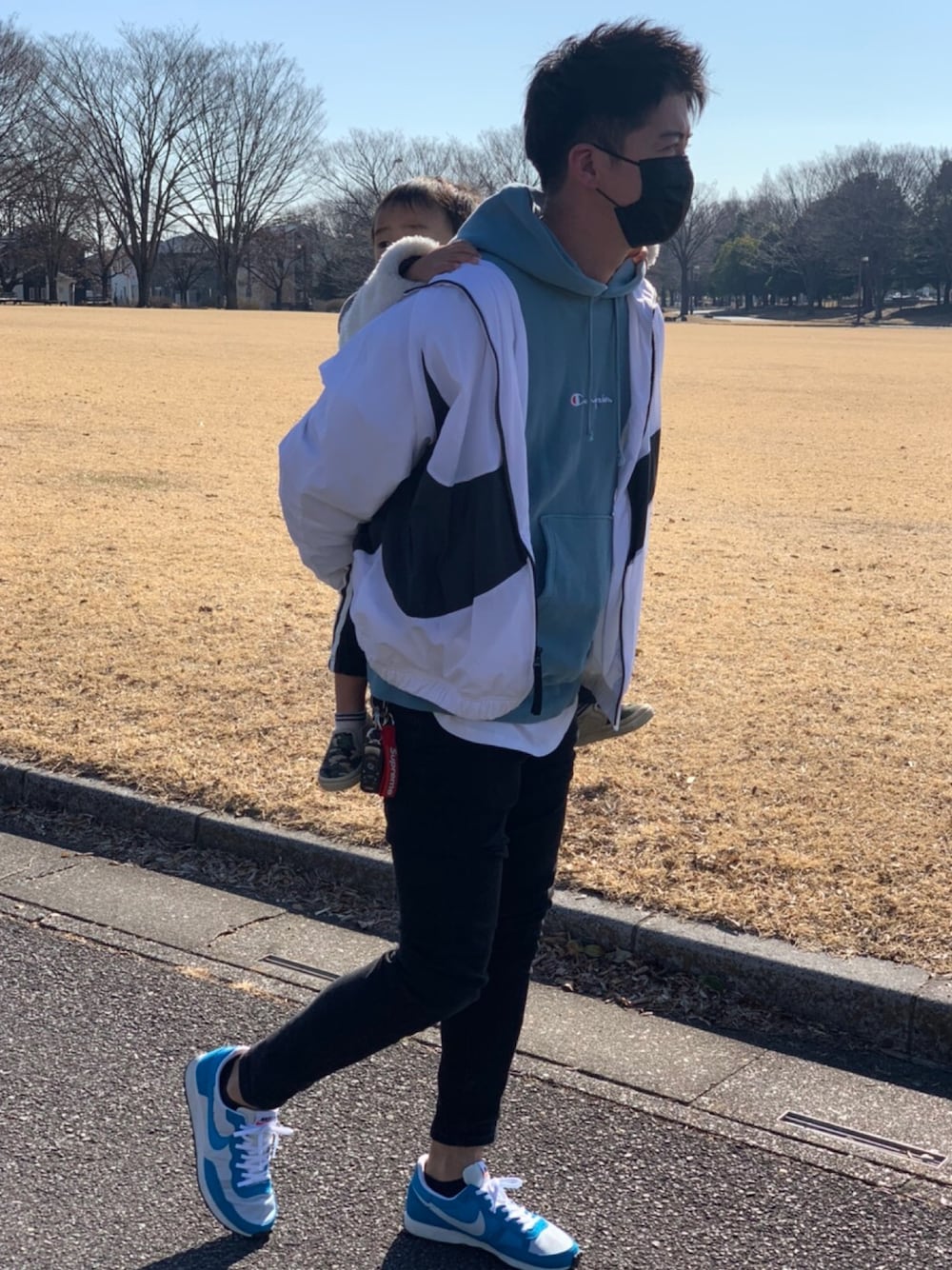 「春コーデ、シンプル、休日スタイル、ストリートMIX、スニーカー、NIKE、おしゃれさんと繋がりたい、Champion、スポーツミックス、パーカー」｜「ChampionのCHAMPION/チャンピオン リバースイーブスウェットパーカー･C3-N106（パーカー、ブルー系）」を使った、#Rさん（メンズ・178cm）の冬コーディネートの1枚目の写真