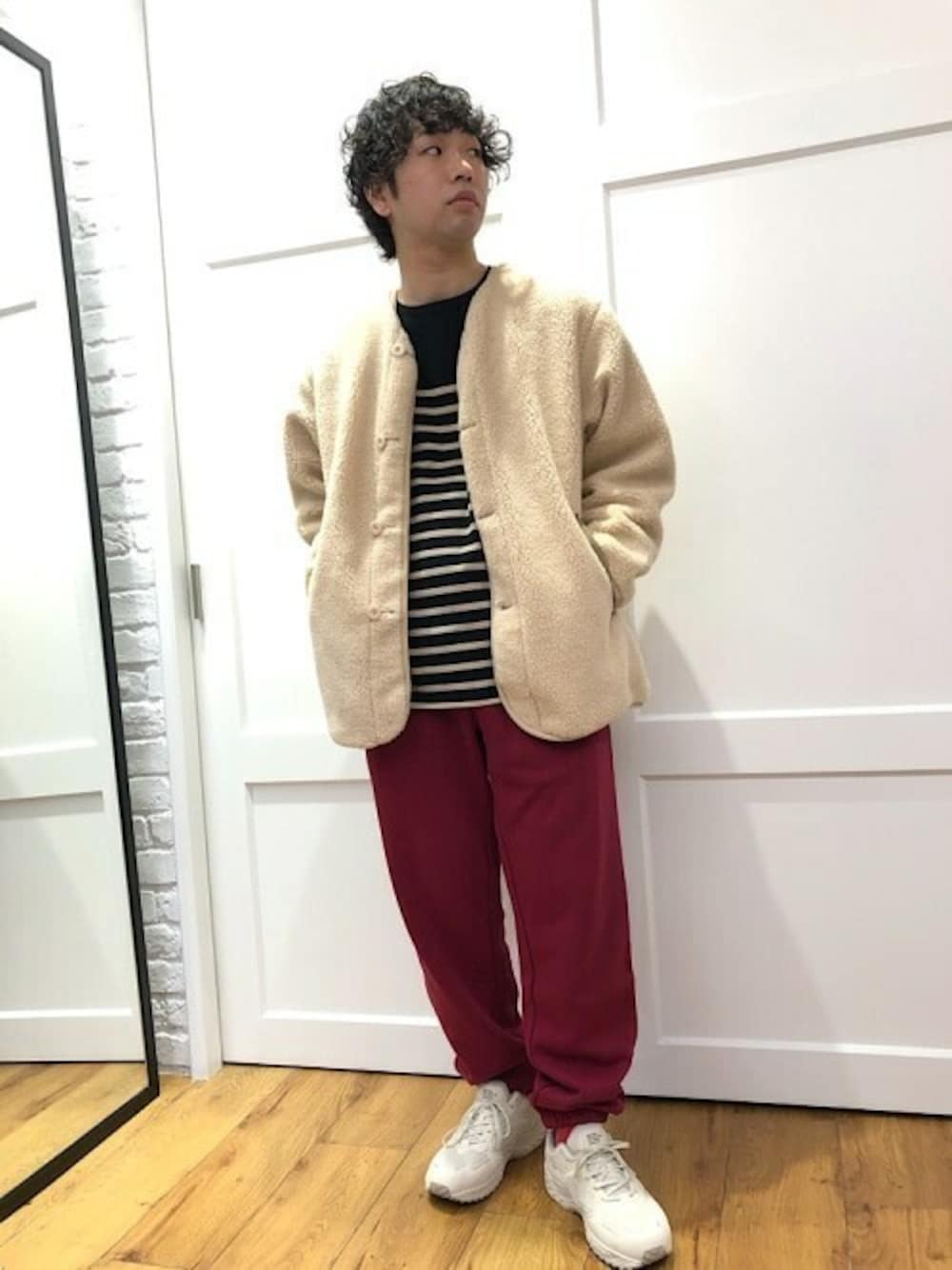 「スウェットパンツ、シップス、休日スタイル、SHIPS、シンプルコーデ、秋冬コーデ、ボアコート」｜「SHIPS anyのSHIPS any: オーバーサイズ ボーダー マイクロ ボートネック カットソー/ロンT◇（Tシャツ/カットソー、ブラック系）」を使った、奥原さん（メンズ・177cm）の秋コーディネートの1枚目の写真