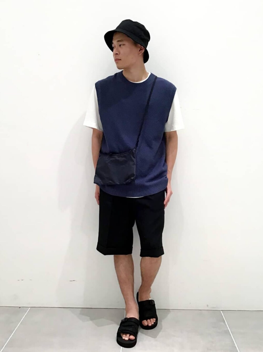 ホワイト系のTシャツ/カットソー、ブルー系のベスト、ブラック系のショルダーバッグを着用したメンズの春コーディネートの1枚目の写真