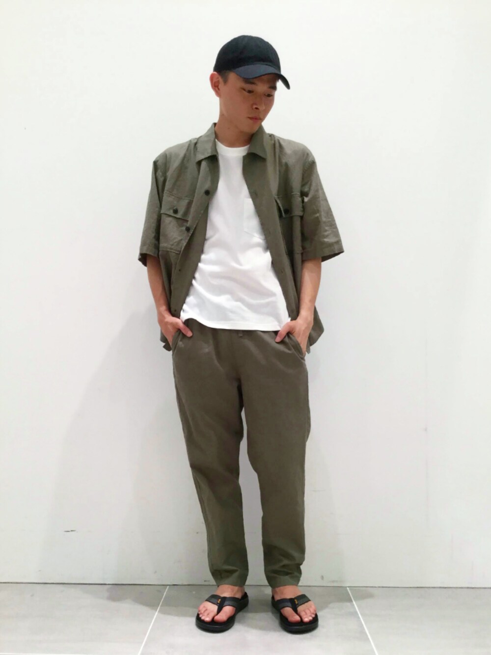 グリーン系のシャツ/ブラウス、ホワイト系のTシャツ/カットソー、グリーン系のその他パンツを着用したメンズの夏コーディネートの1枚目の写真