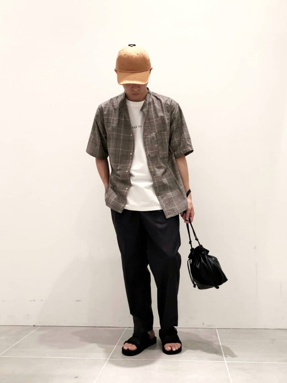 ベージュ系のシャツ/ブラウス、ホワイト系のTシャツ/カットソー、グレー系のその他パンツを着用したメンズの夏コーディネートの1枚目の写真